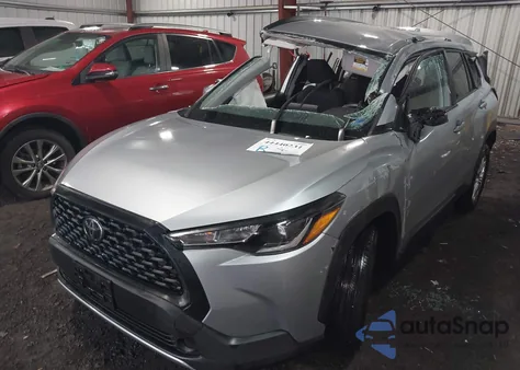 2024 Toyota Corolla Cross Le z USA, uszkodzony, nr VIN 7MUCAAAG2RV073401